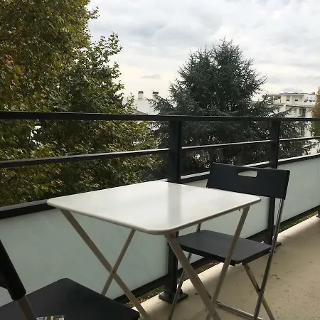 Avec Balcon Apartment