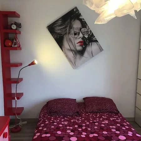 Avec Balcon Apartment